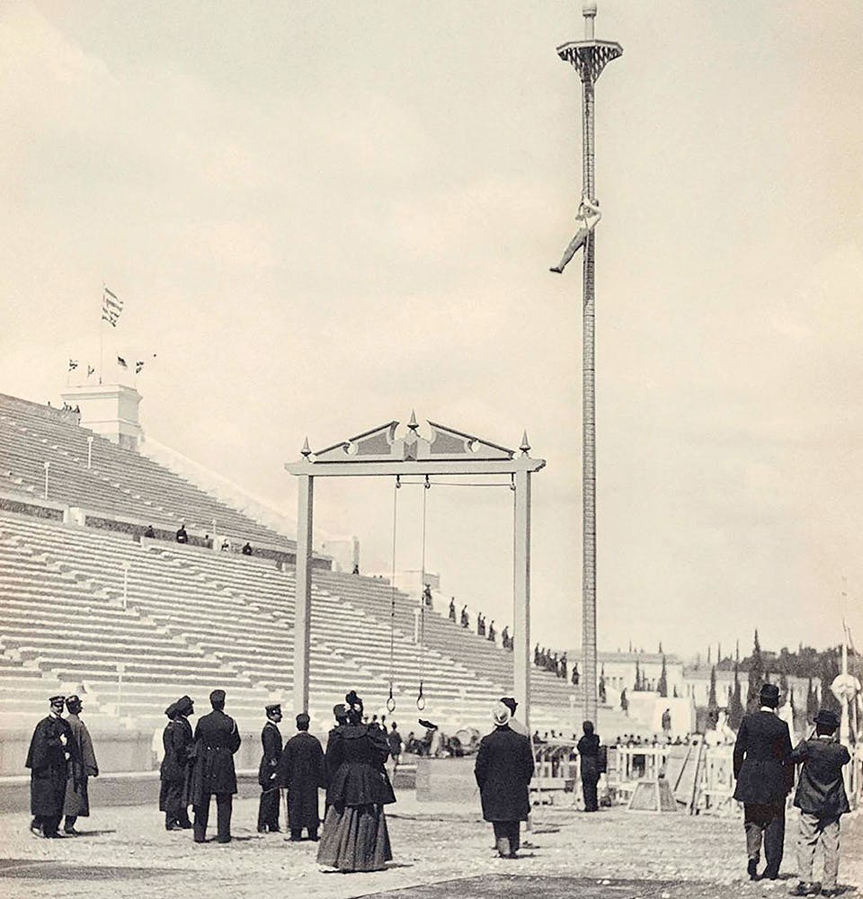 En gymnast övar repklättring under OS i Aten 1896.