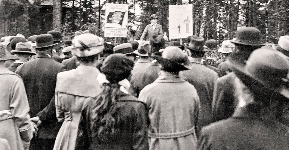 Agda Östlund håller ett tal i Enskede under valspurten i september 1921.
