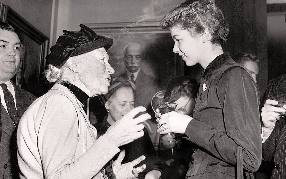 Kerstin Hesselgren intervjuas av en reporter