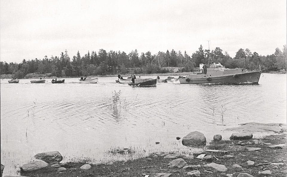 Baltiska flyktingbåtar bogseras in till Öregrund, Roslagen, av en svensk militärbåt 1944.