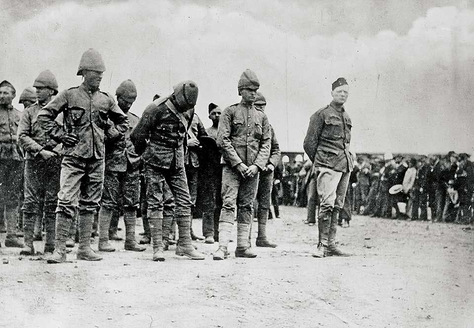 Winston Churchill tillsammans med andra krigsfångar nyanlända till Pretoria