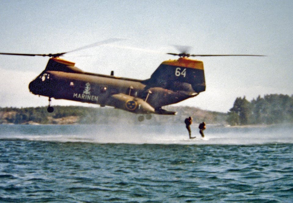 Nedsläpp med full utrustning från helikopter