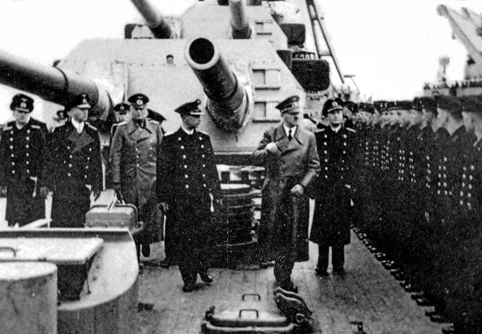 Adolf Hitler inspekterar Bismarcks besättning