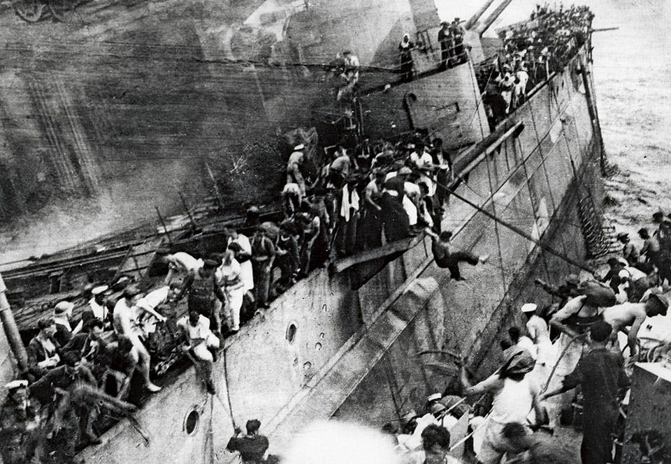 Besättningen ett av Howes systerfartyg, HMS Prince of Wales