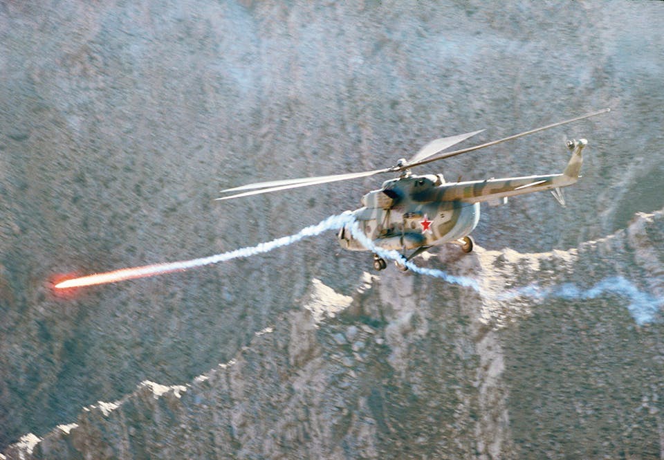 En sovjetisk Mi-8 utrustad med attackraketer beskjuter mujahedin-läger. En sovjetisk Mi-8 utrustad med attackraketer beskjuter mujahedin-läger.