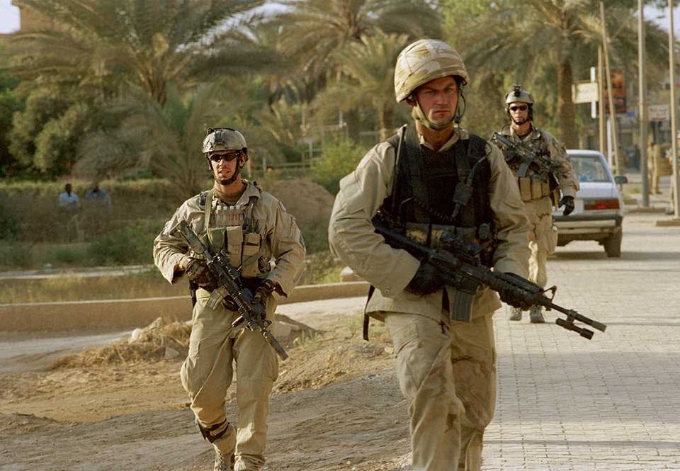 En brittisk SAS-soldat leder en allierad sökpatrull i Bagdad 2003 En brittisk SAS-soldat leder en allierad sökpatrull i Bagdad 2003