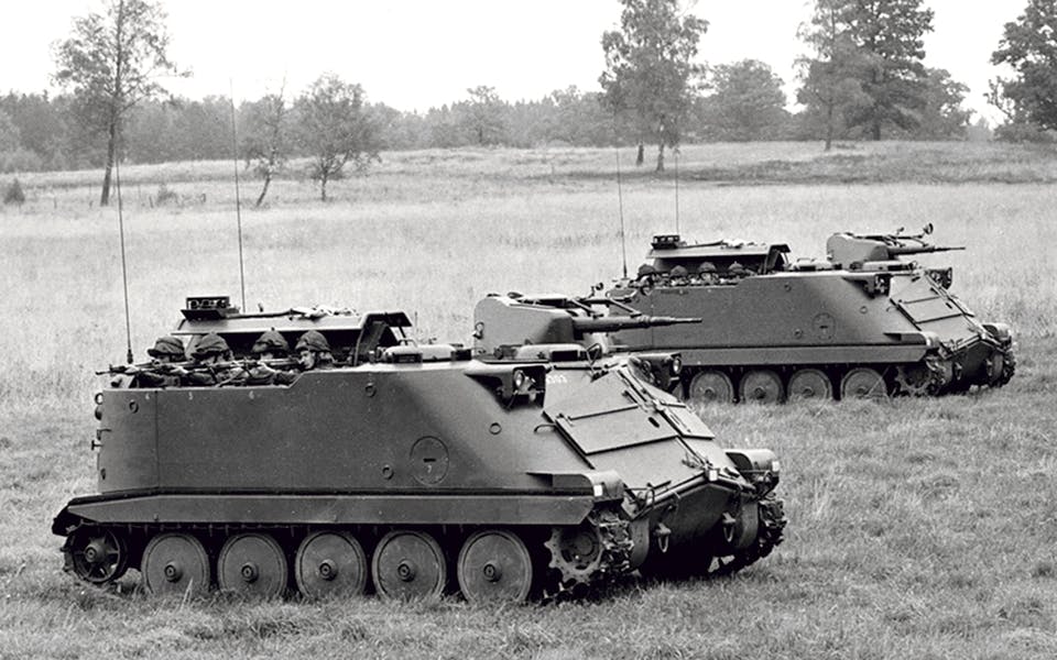 Pbv 302 med soldater redo för uppsutten stormning.