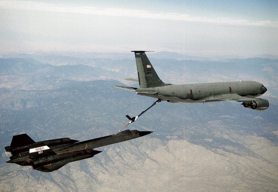 En av Nasa:s SR-71 lufttankas av en Boeing KC-135Q Stratotanker. En av Nasa:s SR-71 lufttankas av en Boeing KC-135Q Stratotanker.
