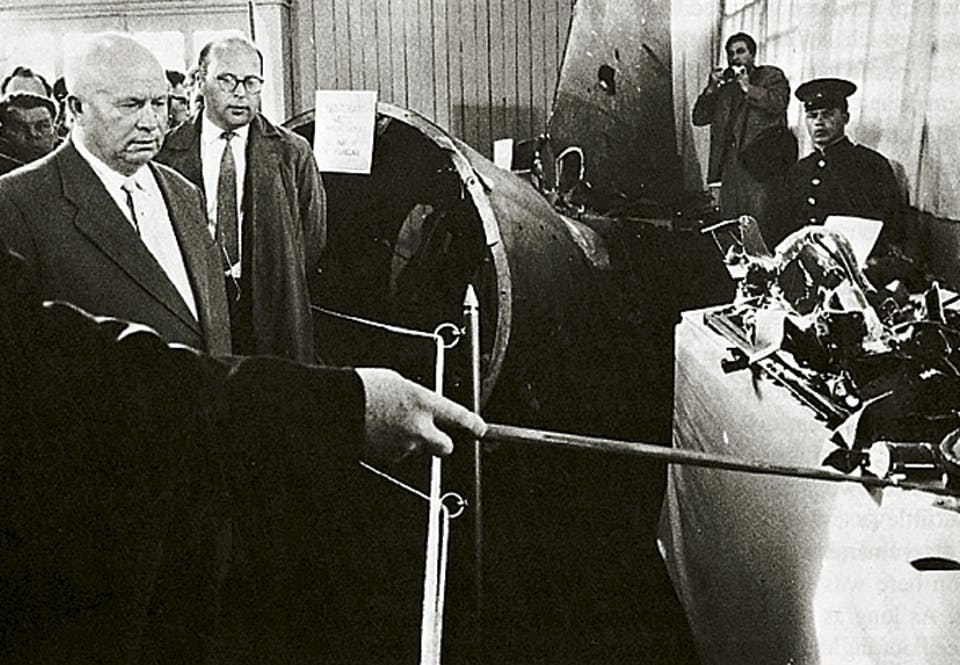 Sovjets ledare Nikita Chrusjtjov inspekterar resterna av det nedskjutna U-2-planet 1960. Sovjets ledare Nikita Chrusjtjov inspekterar resterna av det nedskjutna U-2-planet 1960.