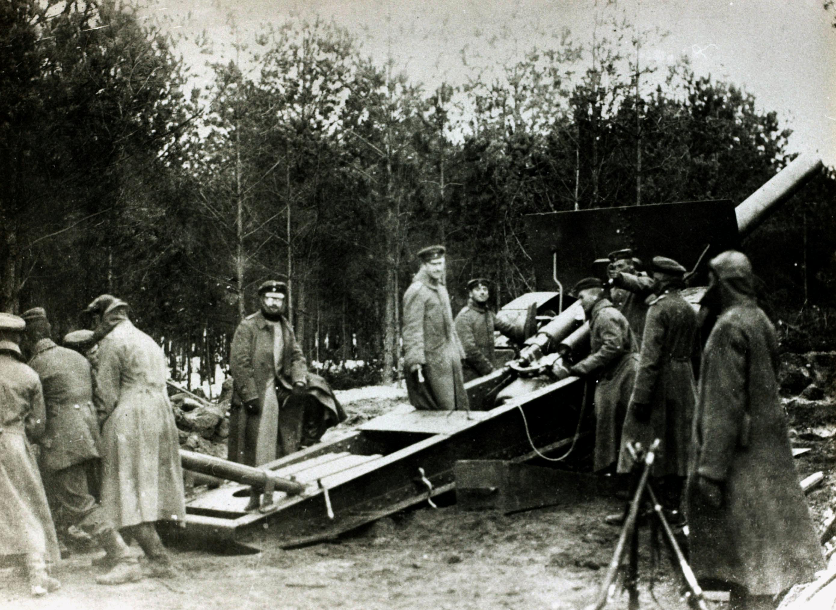 gettyimages 79659598 Tyskt artilleri i skogarna runt Verdun 1916. 15 cm L/40 Feldkanone i.R.