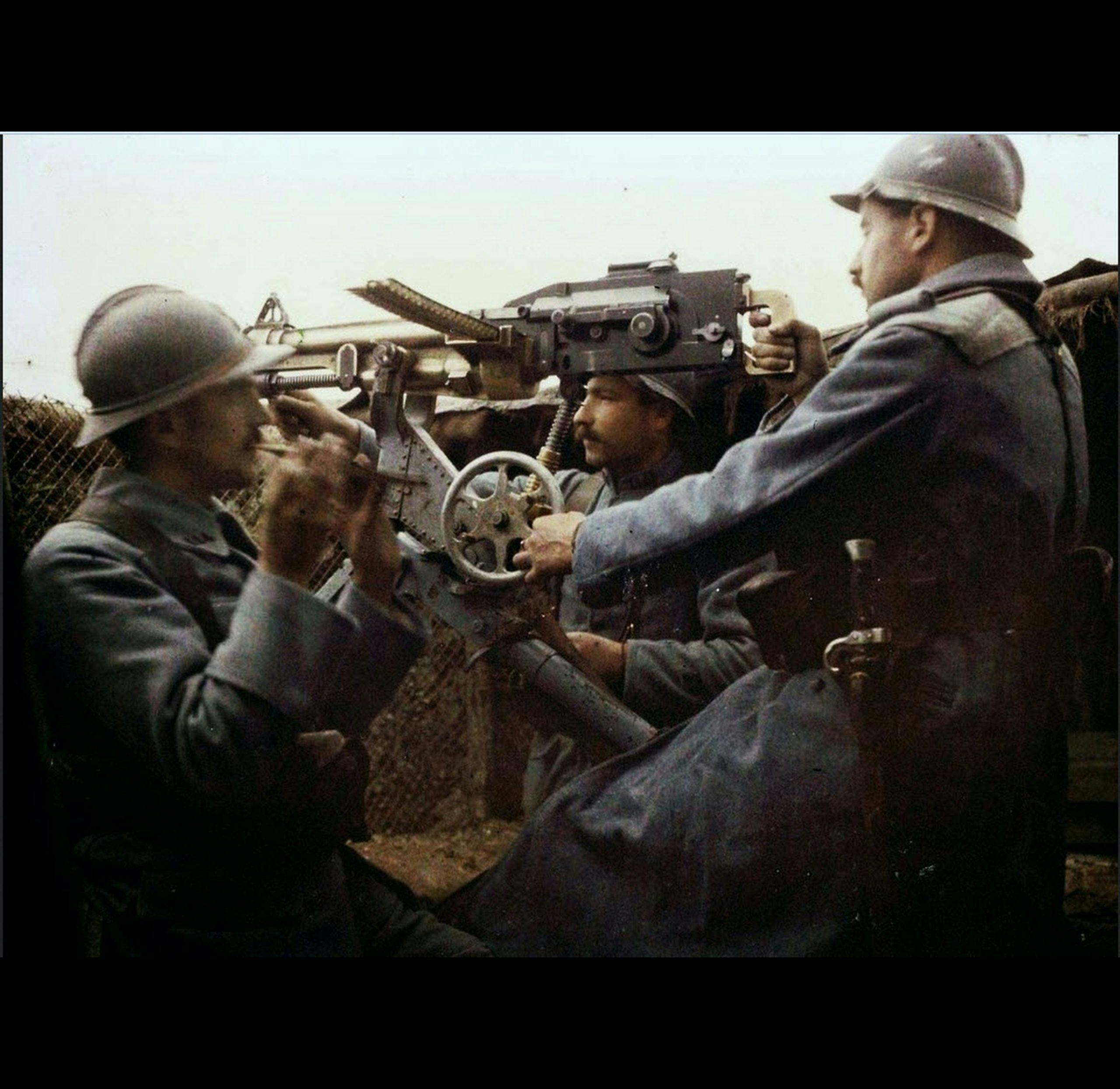 frenchsoldiersandmachinegun IF9WGvOXsQw0gb Slaget vid Verdun 1916, franska soldater med kulspruta St Étienne m/1907.