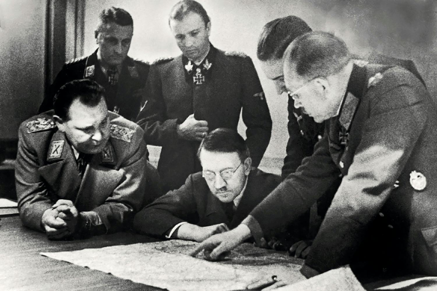 Heinz Guderian lutad över en karta tillsammans med Adolf Hitler och Hermann Göring inför den kommande Ardenneroffensiven i december 1944.