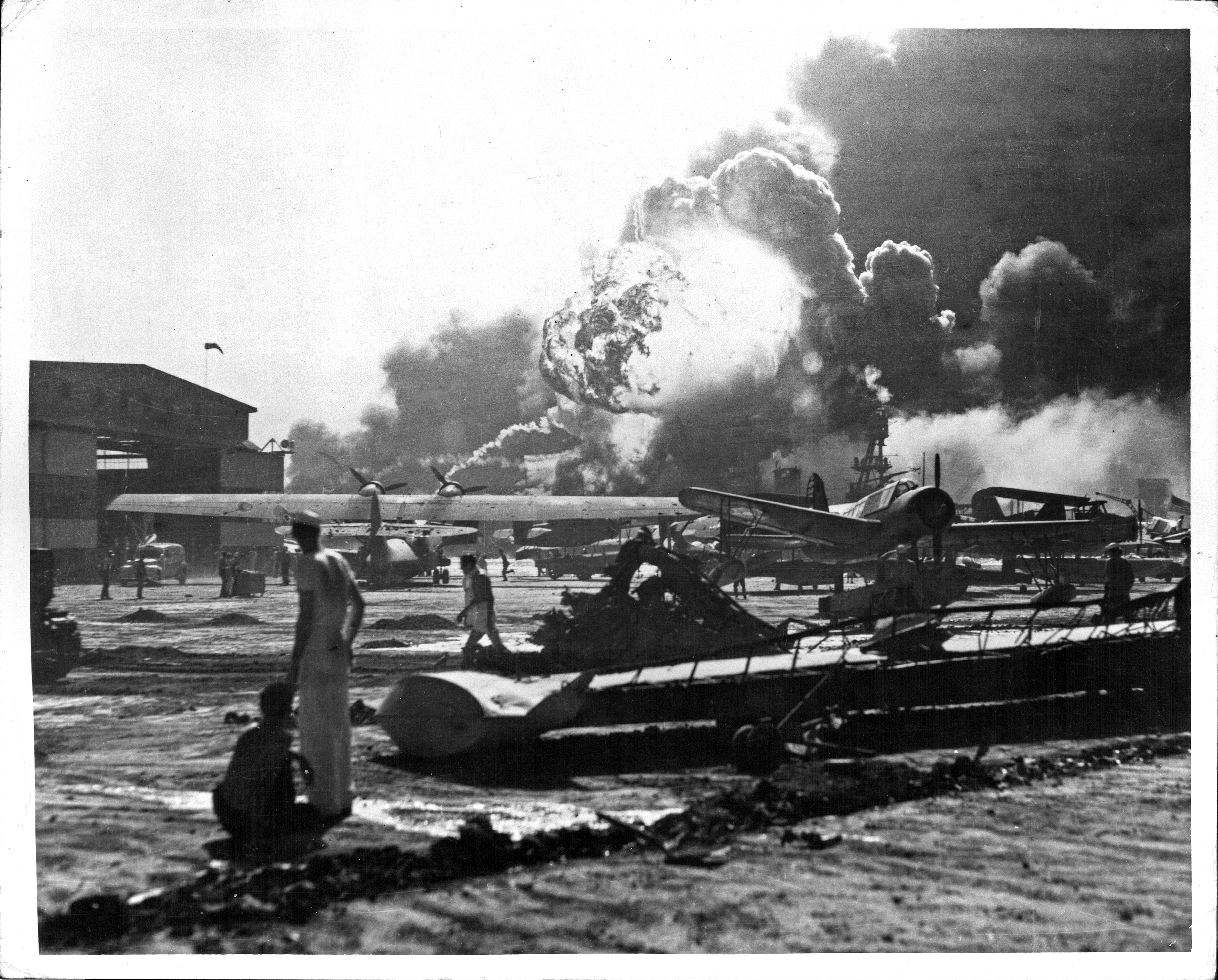 Anfallet på Pearl Harbor 1941, marinflygplats Ford Island, jagaren USS Shaw exploderar.