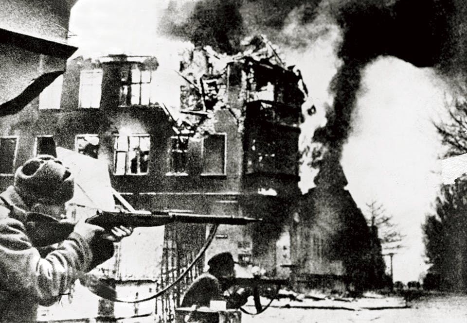 Sovjetiska soldater under gatustriderna i Königsberg.