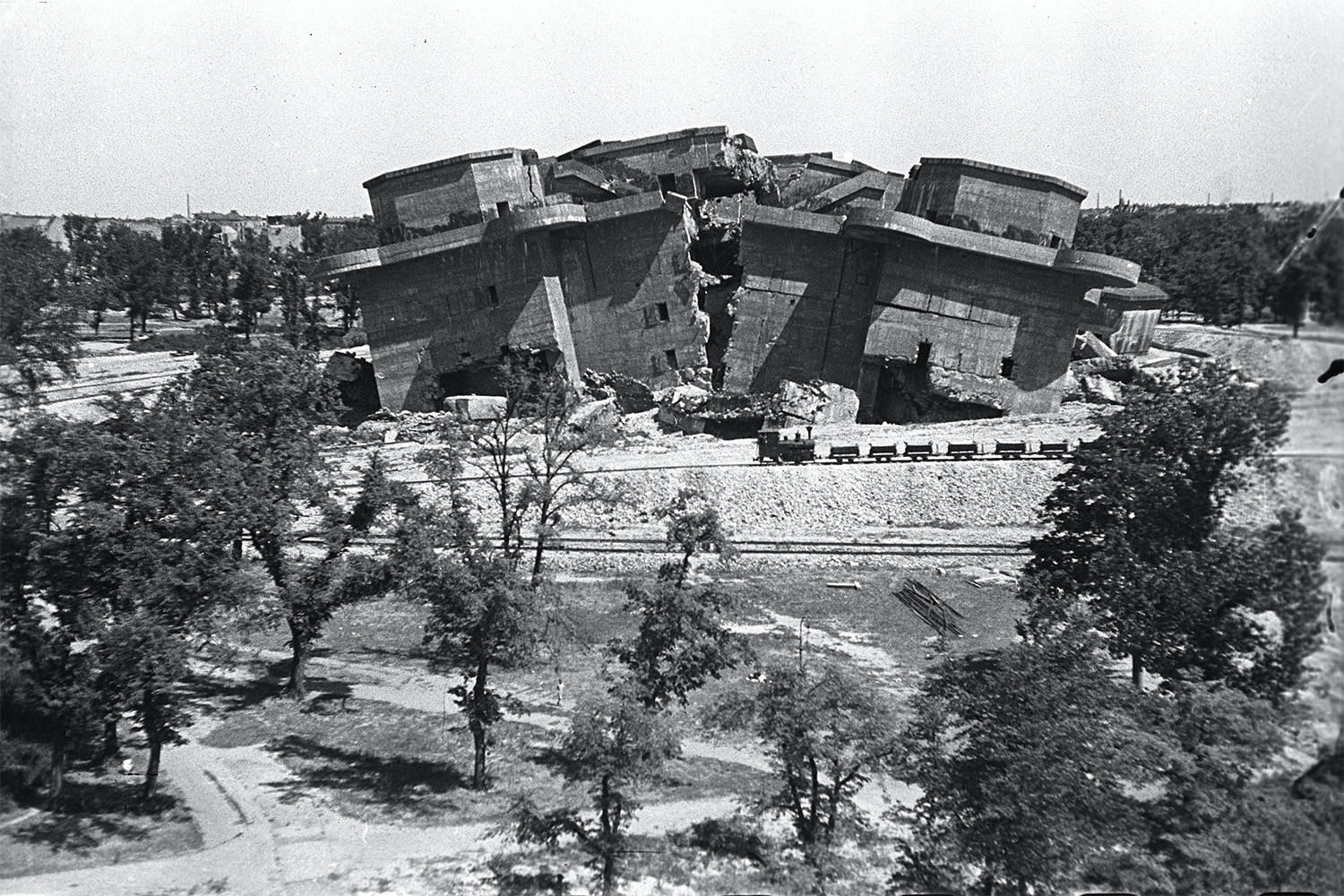 Falkturm II i Friedrichshain i Berlin sprängs efter andra världskrigets slut. Bild från maj 1946.