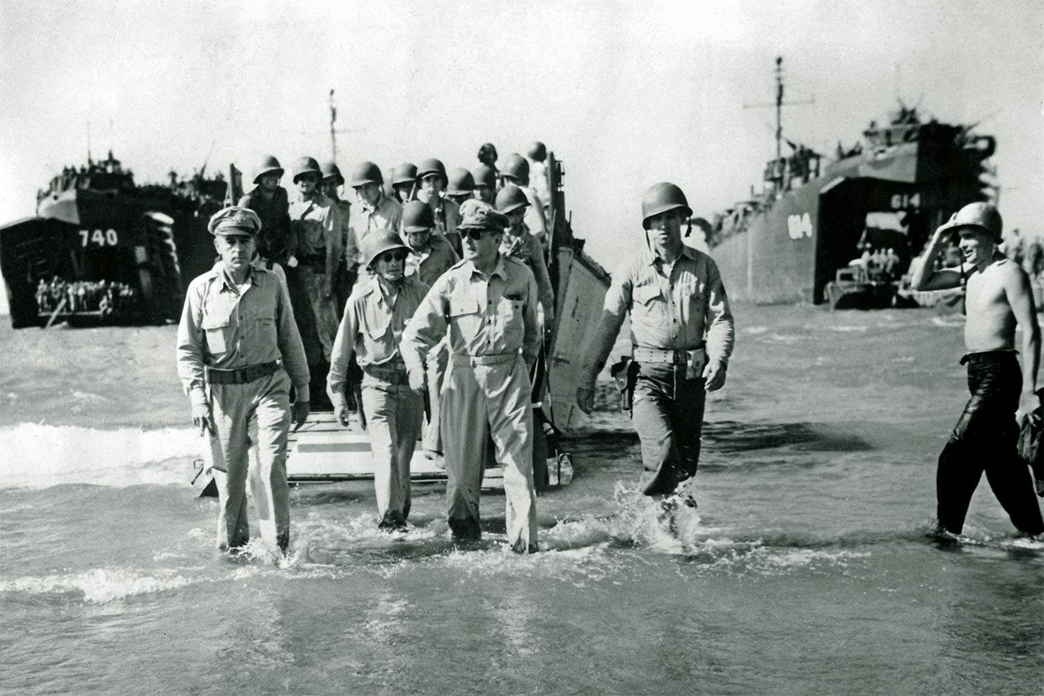 douglas macarthur filippinerna 1945 landstigning
