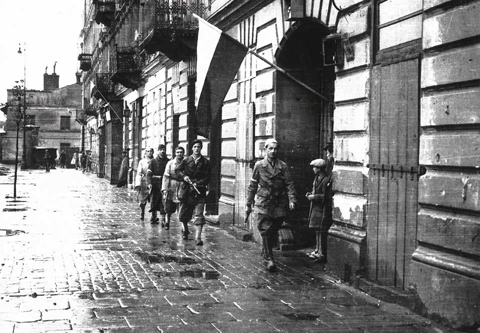 Motståndsmän från Hemarmén på patrull Motståndsmän från Hemarmén på patrull