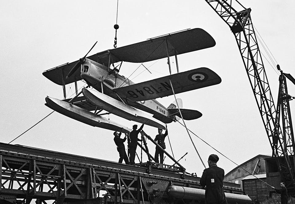 DH82B lastas på en katapult, 1939. DH82B lastas på en katapult, 1939.