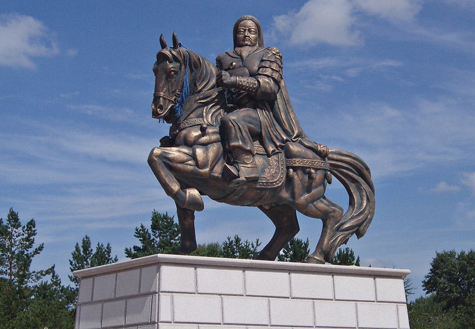 djingis khan staty vid mausoleum 6xJr