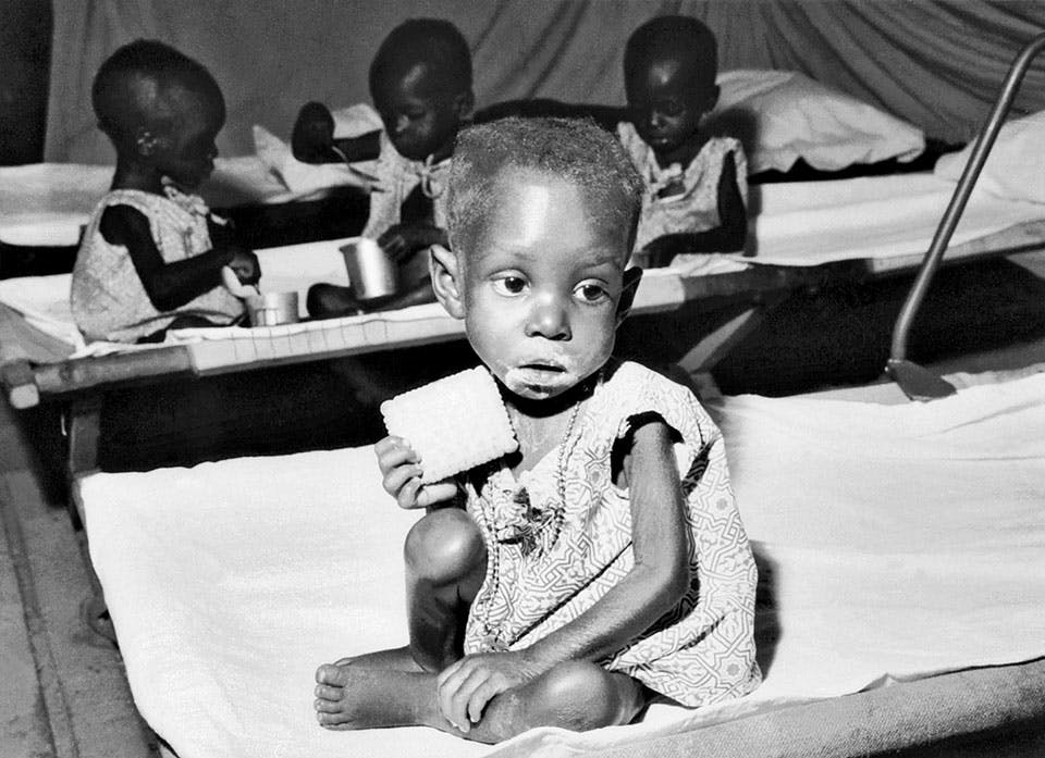 svaltande barn biafra