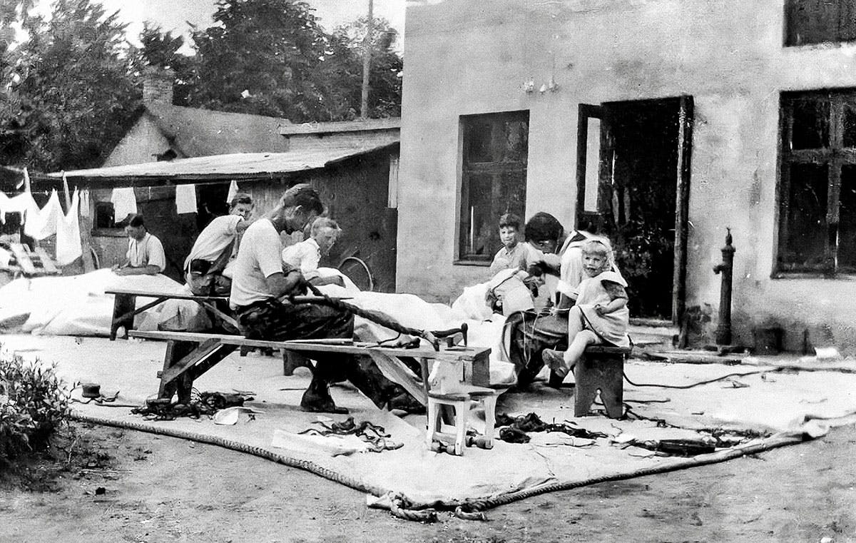 Utdöda yrken från förr, här har vi segelmakare i arbete.