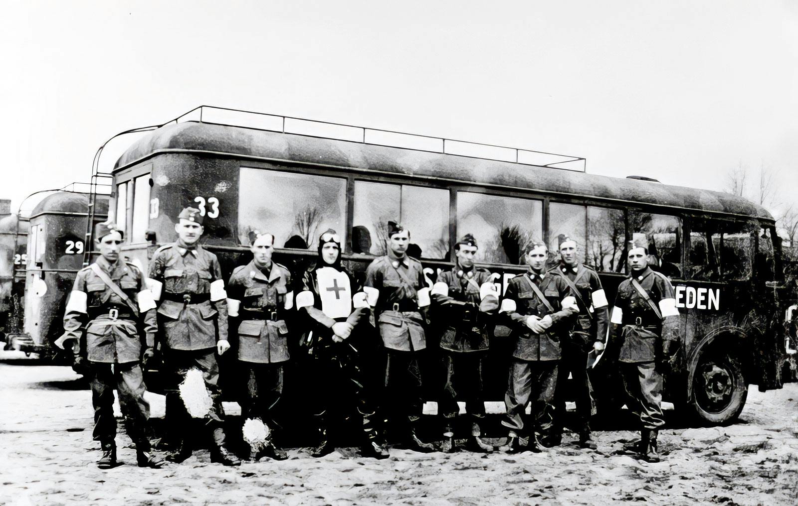 Vita bussarna 1945 innan de målades om.