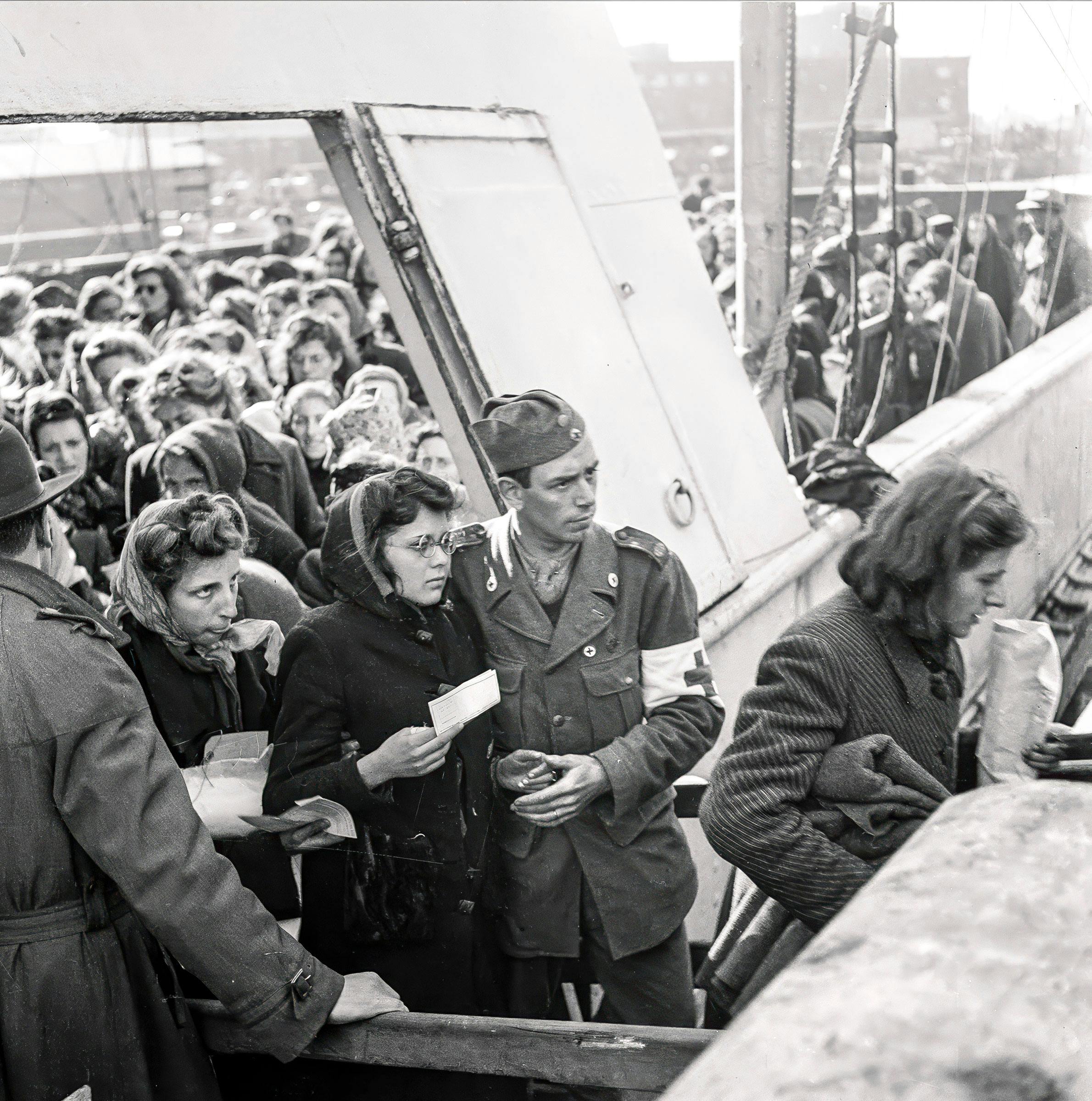 Fångar räddas av de vita bussarna från koncentrationslägret i Tyskland, 1945.