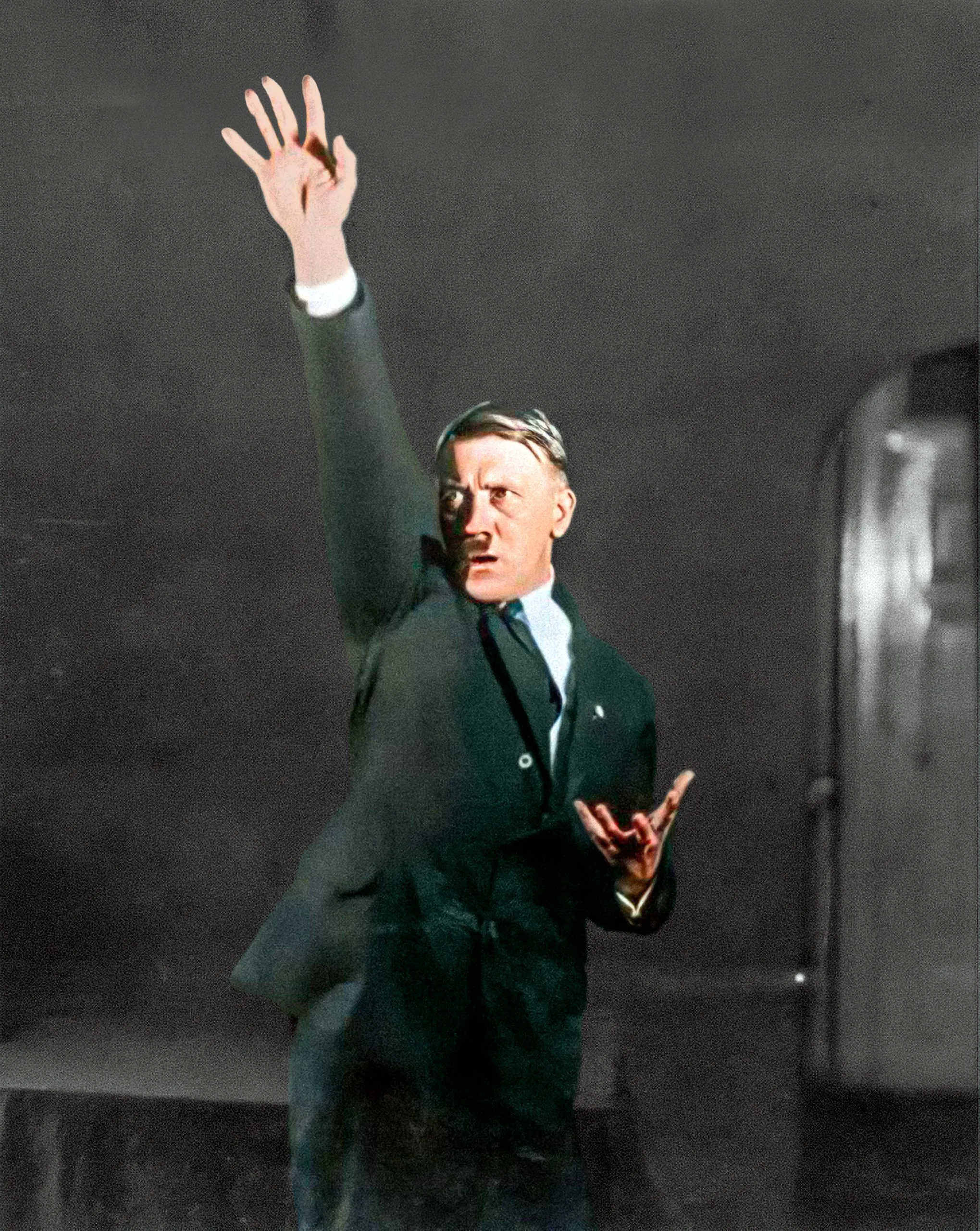 Adolf Hitler blev tidigt känd för sina känsloladdade och dramatiska tal.