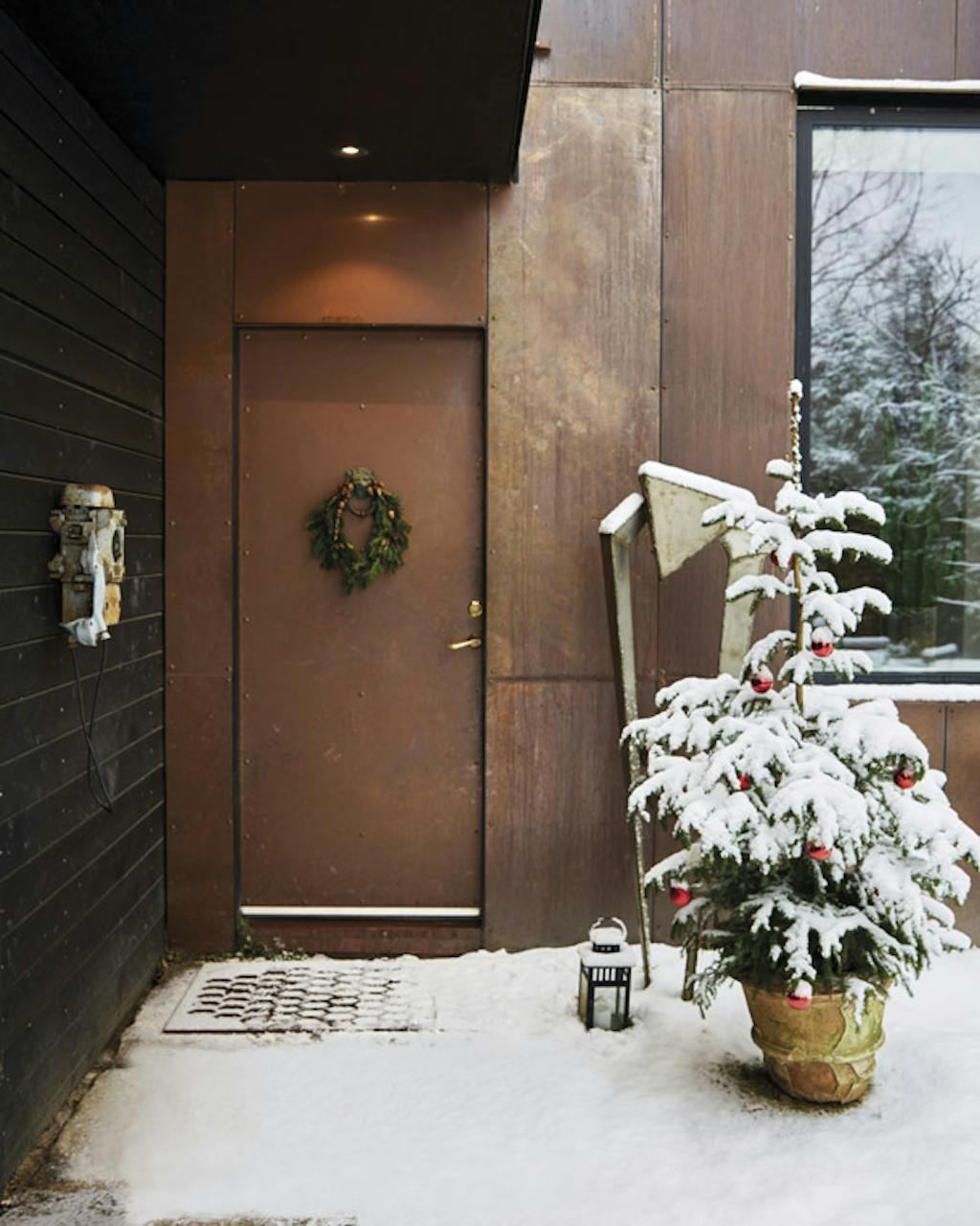 Bij de voordeur worden de gasten verwelkomd door een kleine spar, die binnen al meerdere keren dienst heeft gedaan als kerstboom.