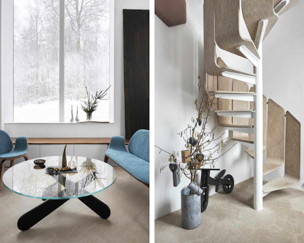 Het bos lijkt wel een foto, zoals het omlijst wordt door de ramen, en door de dennentak in de vaas wordt het ook echt onderdeel van het interieur. De spectaculaire trap van eikenfineer is speciaal voor dit huis ontworpen.