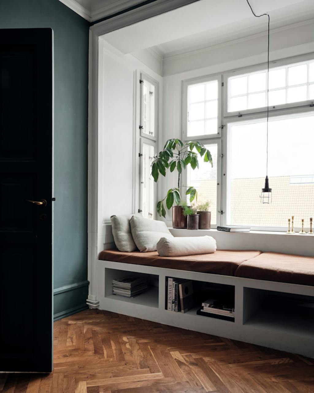 Midden in de stad kijkt het stel vanuit hun vensterbank uit op het oude centrum. De tint op de muur van File Under Pop heet Green Banana.