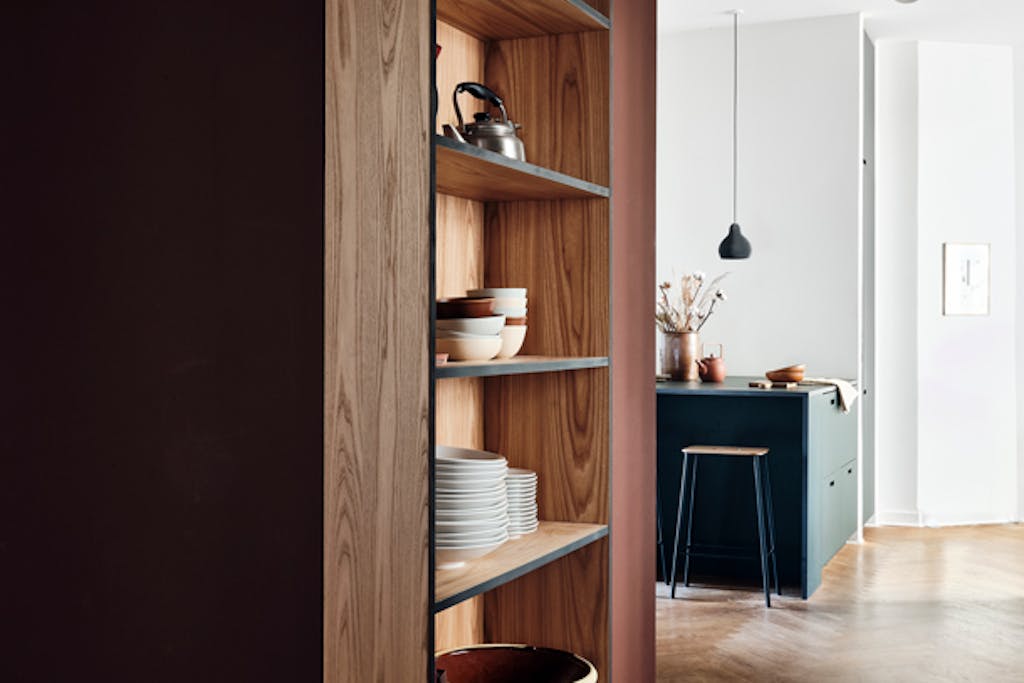 De keuken is onderdeel van een moderne eenheid en wordt verbonden door een ingebouwde, open kast van &SHUFL. 