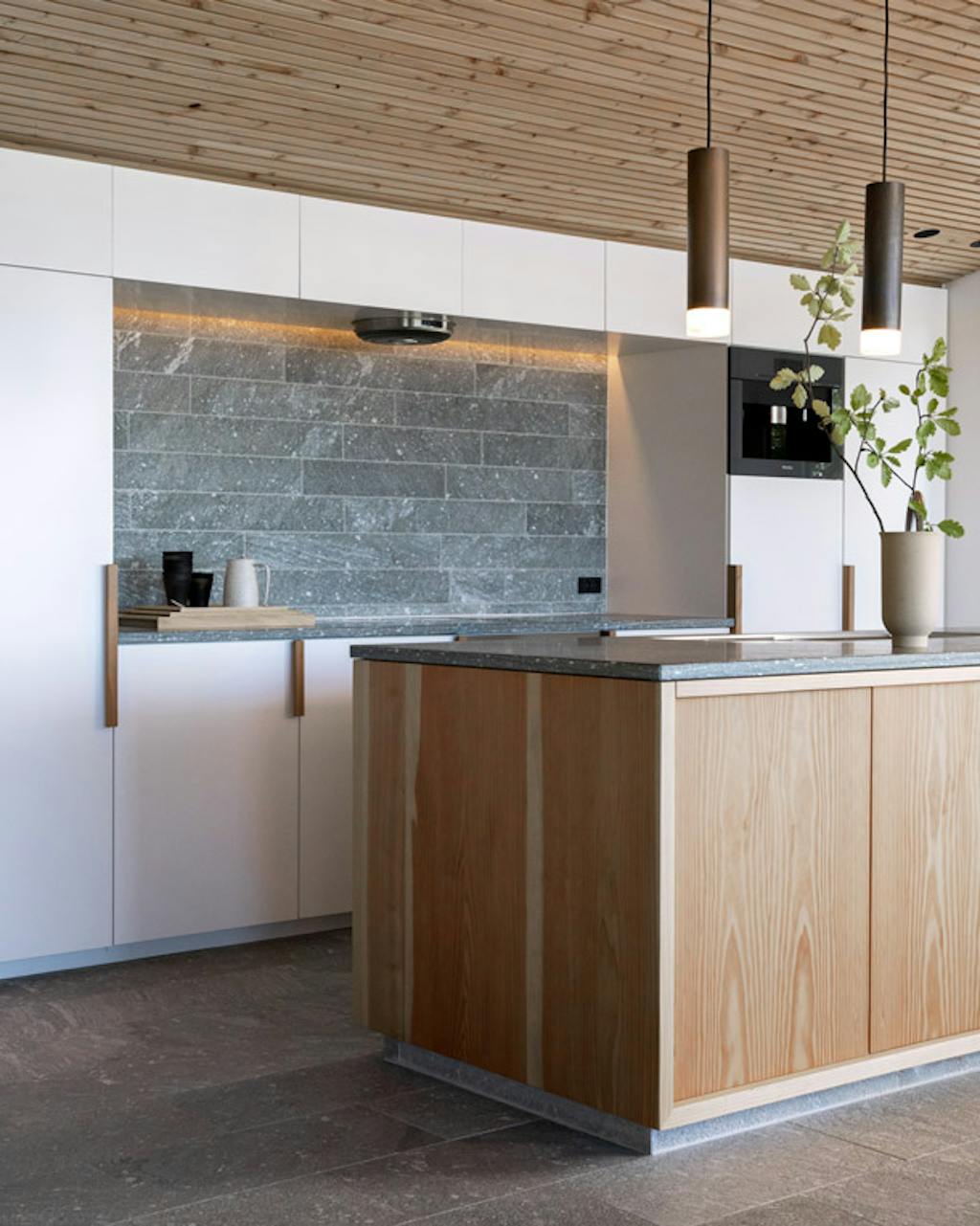 Het huis zit vol met slimme tech, maar is ook heel tactiel: het douglashout en het kwartsiet zorgen daar zeker voor. 