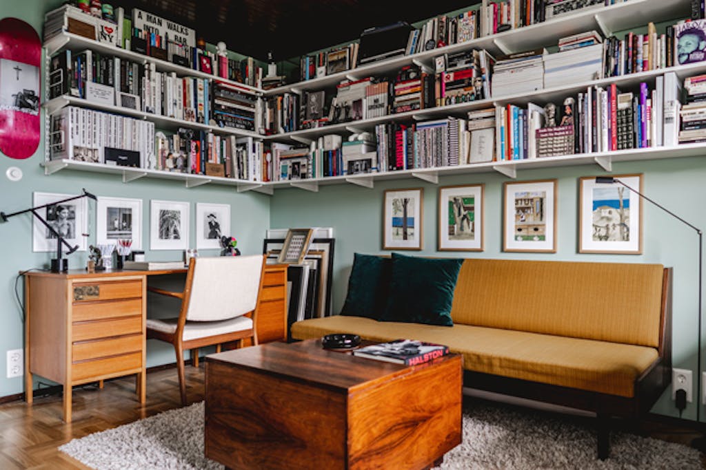 Het stel refereert aan het kantoor als de speelkamer, maar doet ook dienst als logeerkamer. Detail: de stoel van Karl Erik Ekselius stond ooit in de salon van de Zweedse royals. Scandinavisch thuiskantoor hans j wegner slaapbank