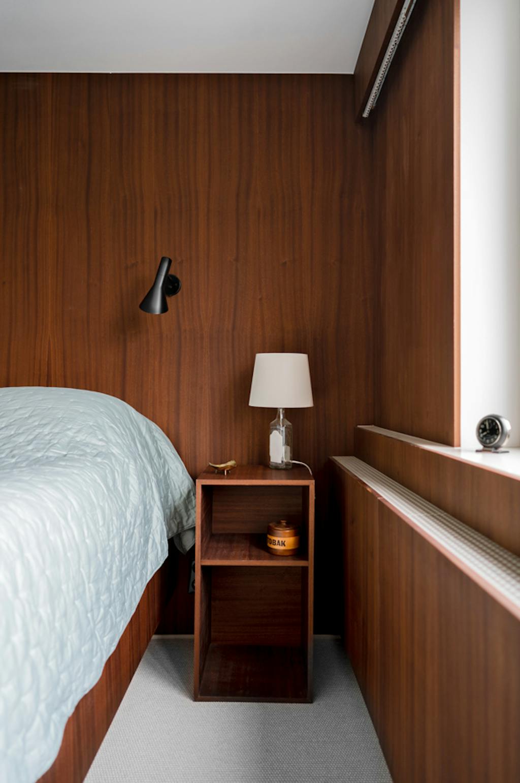 Omdat palissanderhout moeilijk te krijgen is heeft het stel de hele slaapkamer in replica mahonie laten maken. Scandinavische slaapkamer met houten wanden