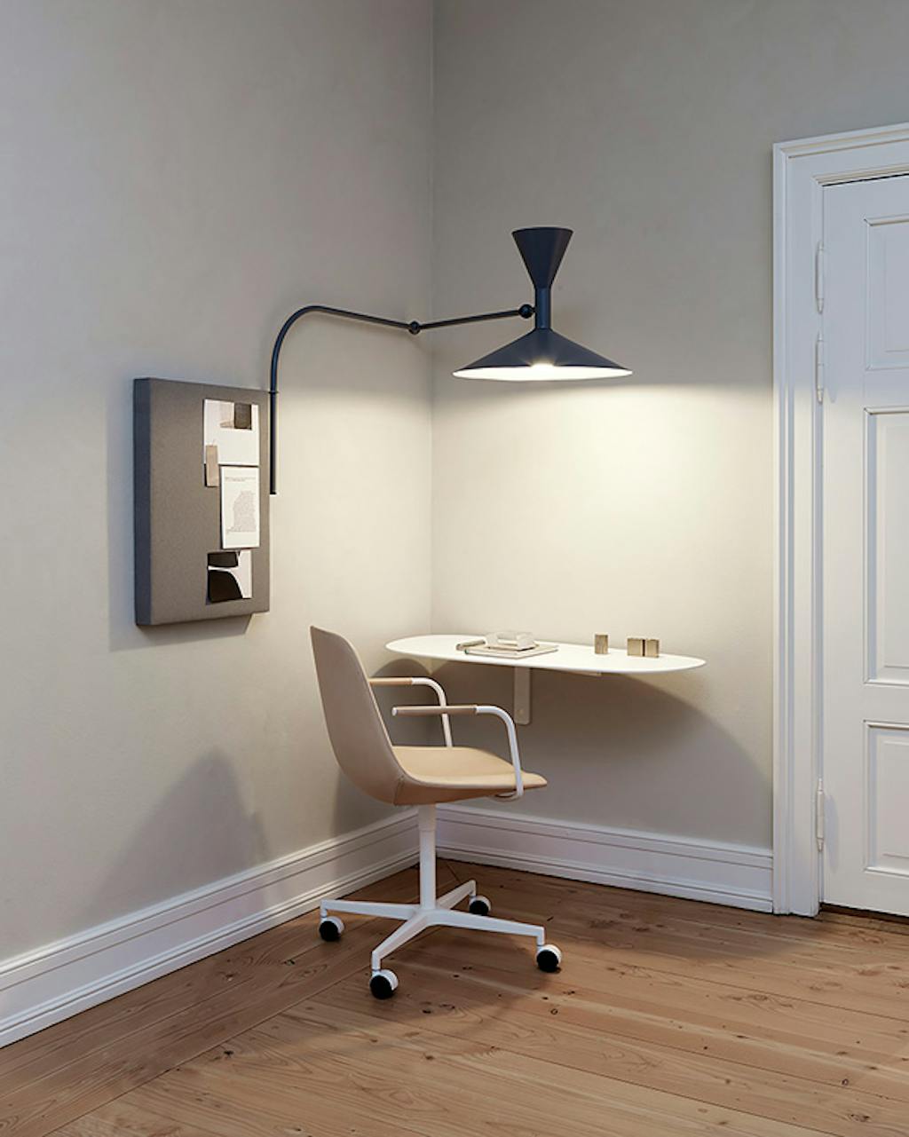 De serie Insula Wall, ontworpen door Ernst & Jensen, is ontstaan als schappen voor decoratie. Maar met de grootste uitvoering hebben ze nu ook een modern 'work station'. 