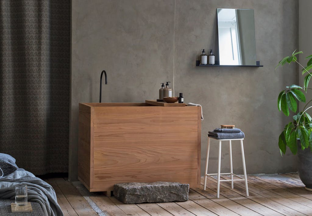 frama a 001 lead Japans houten bad in scandinavische badkamer met ruwe vloer