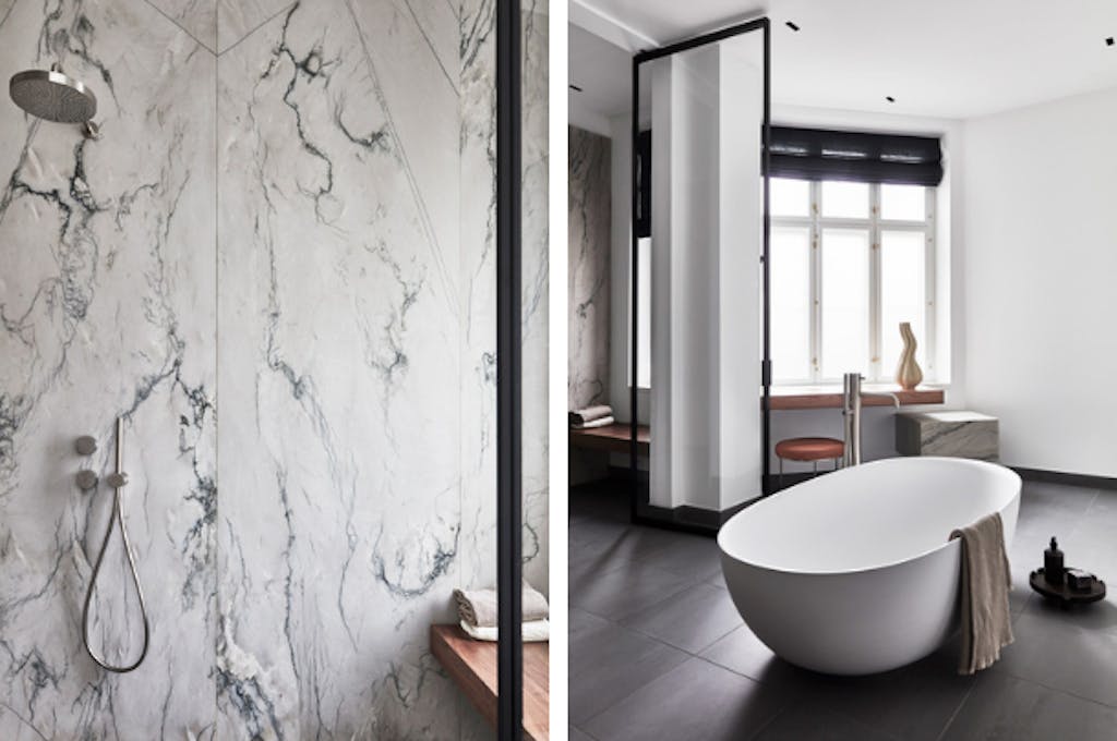 Badkamer met marmeren douche en vrijstaand bad 