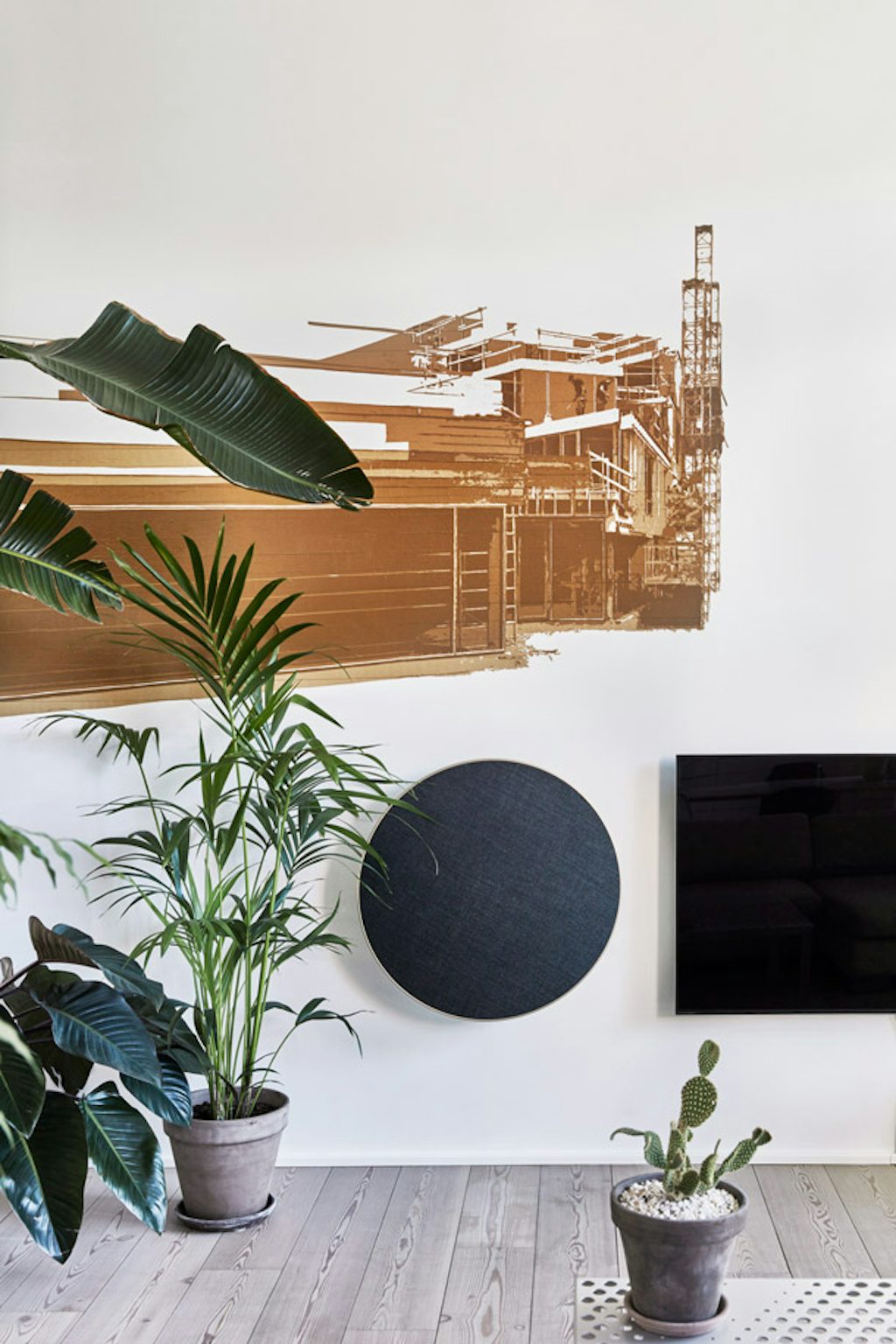 Het kunstwerk aan de muur heeft Jakob gemaakt van bruine tape. Het stelt de VM Houses voor in de Kopenhaagse wijk Ørestad, door hem ontworpen. Het kunstwerk aan de muur heeft Jakob gemaakt van bruine tape. Het stelt de VM Houses voor in de Kopenhaagse wijk Ørestad, door hem ontworpen.