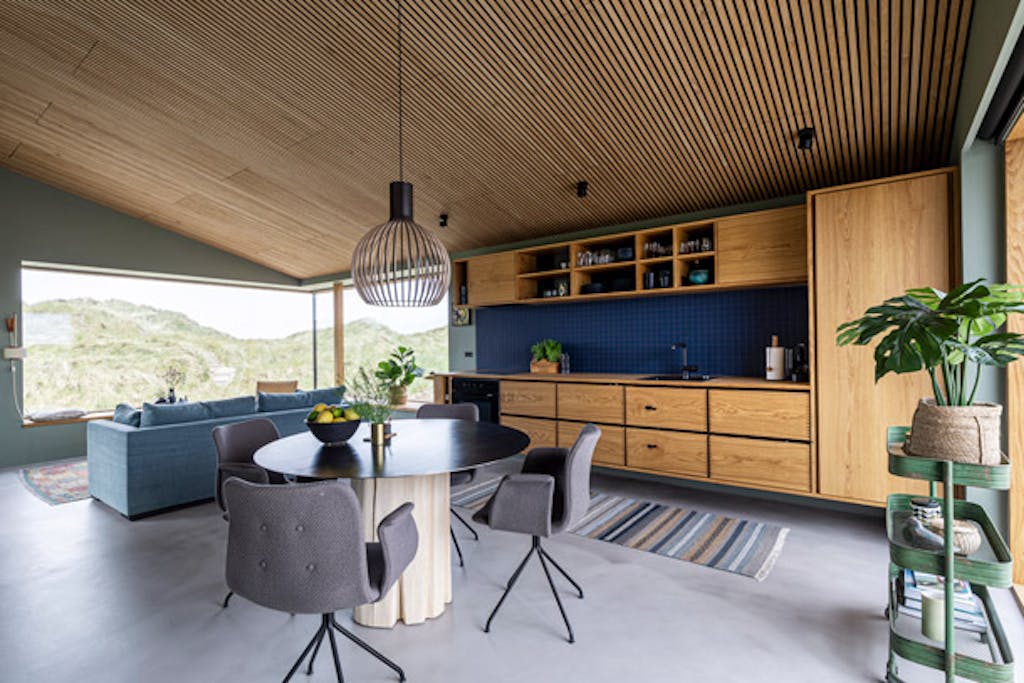 Het echtpaar heeft gekozen voor een zwevende keuken, waardoor de ruimte groter lijkt dan ze in feite is.