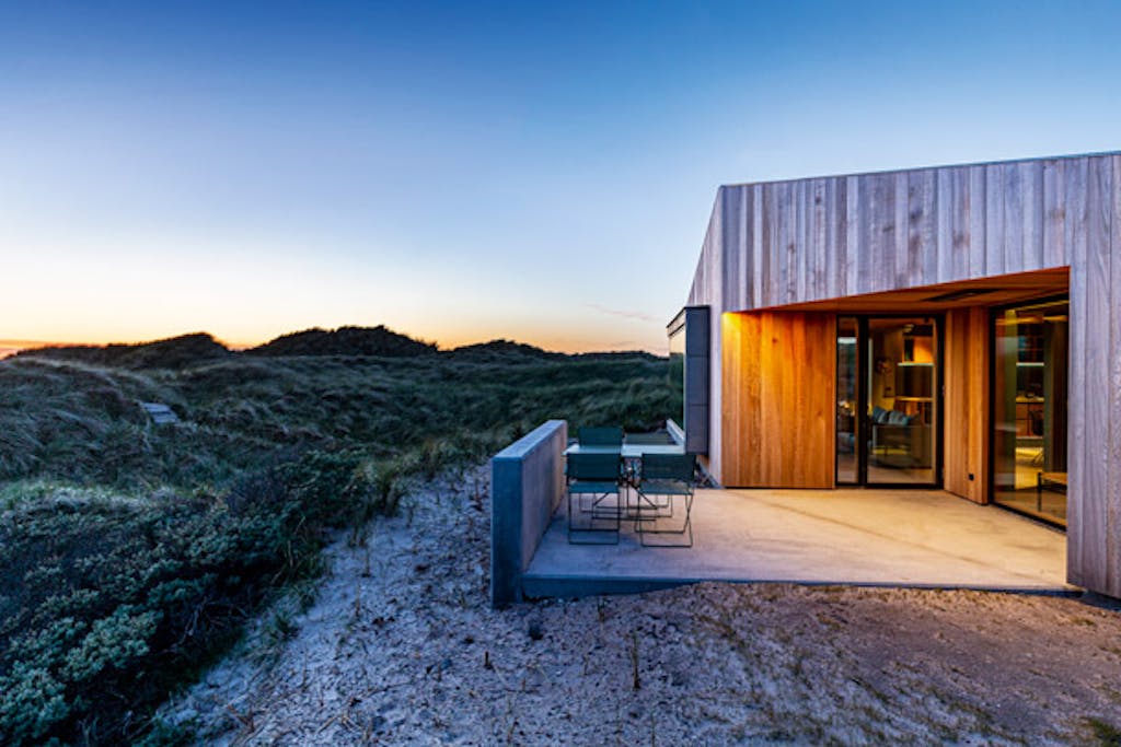 De gevelverlichting verlengt de warme zomeravonden op het terras. Een slimme, weerbestendige oplossing die geen ruimte inneemt.