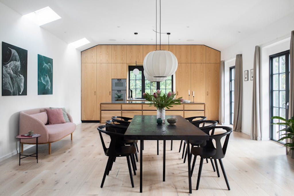 keuken van eikenhout met design stoelen