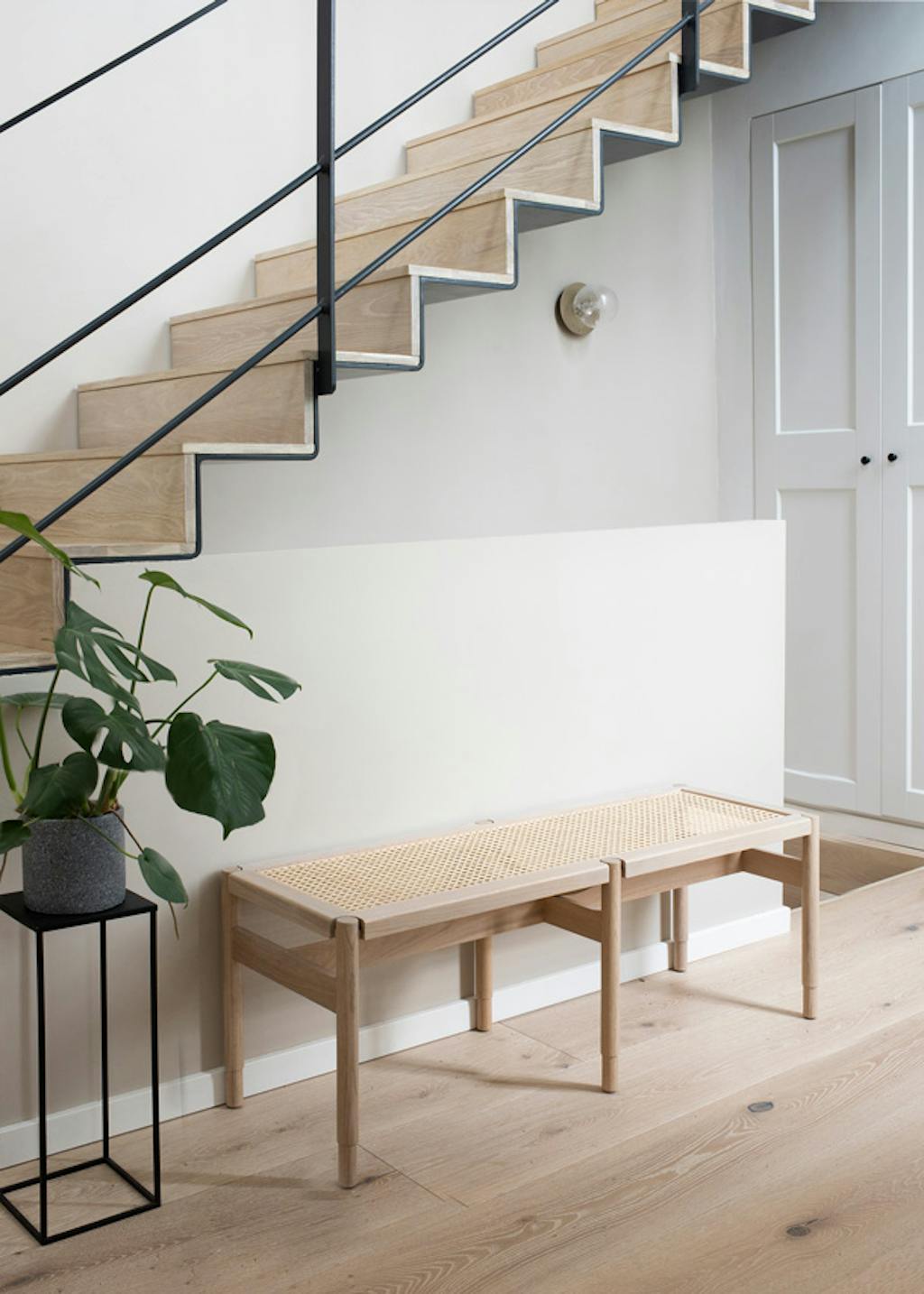 zwevende trap van staal en hout