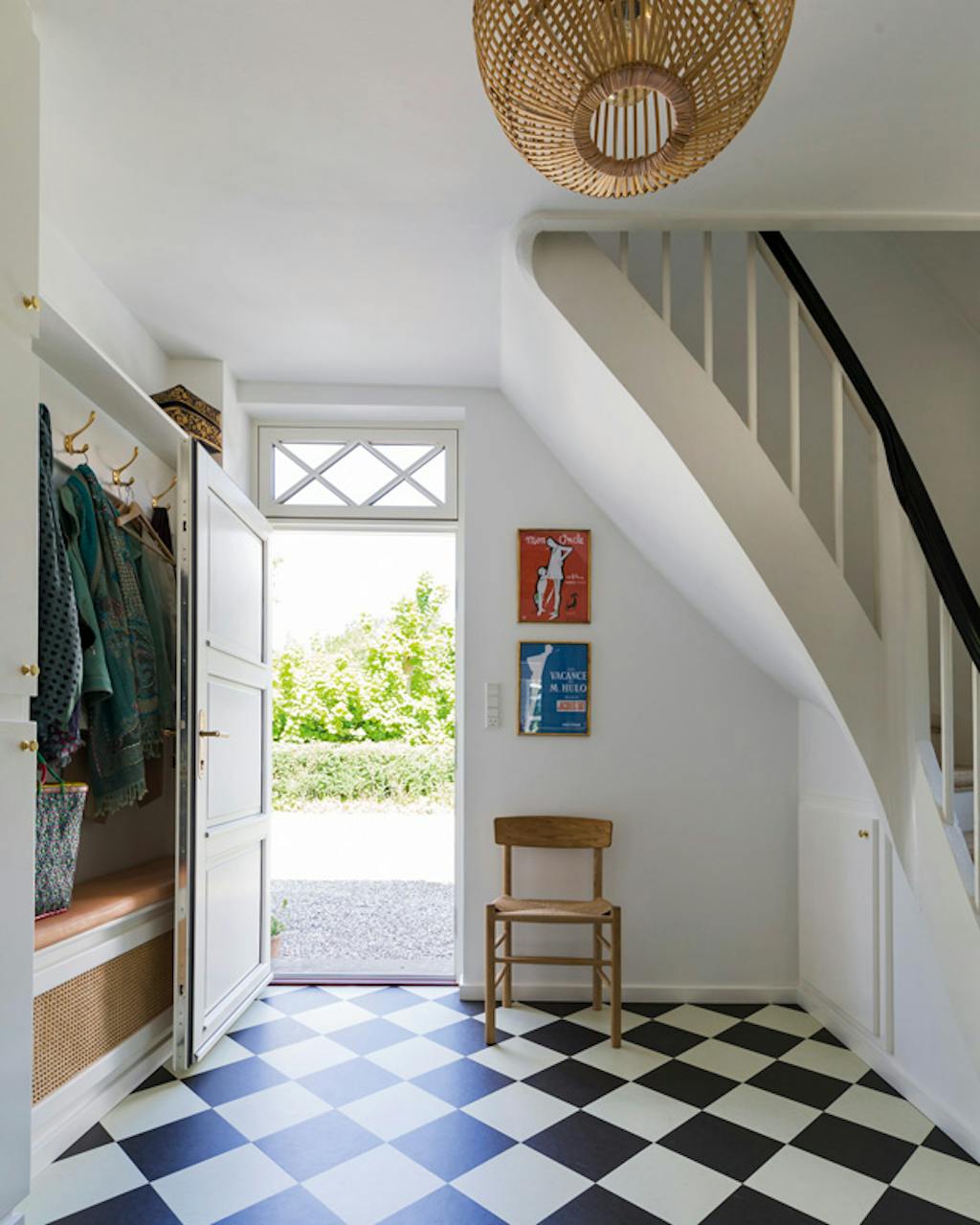 Entree gang met schaakbordvloer en scandinavische stijl