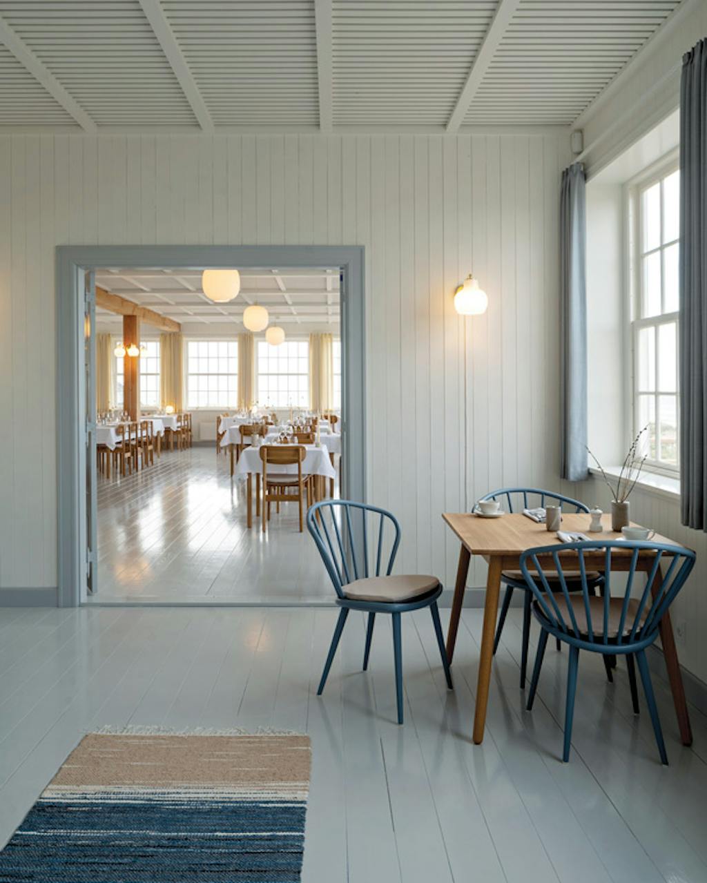 Svinkløv badehotel restaurant entree met wit hout