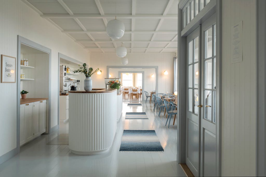 Svinkløv badehotel restaurant entree met wit hout