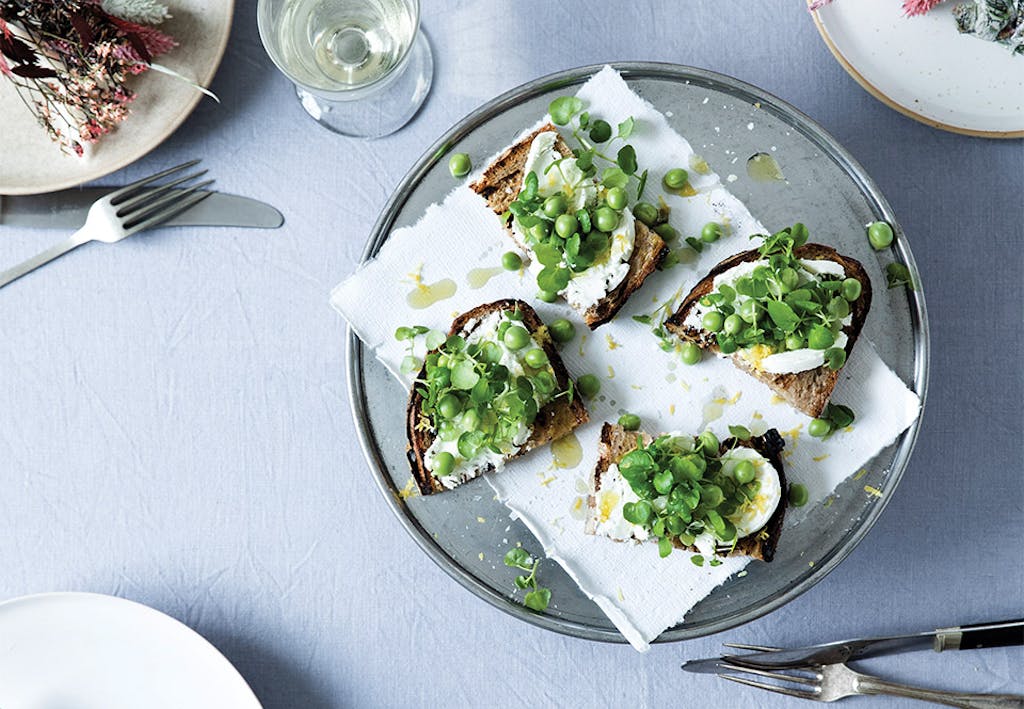 Toast met ricotta en doperwten