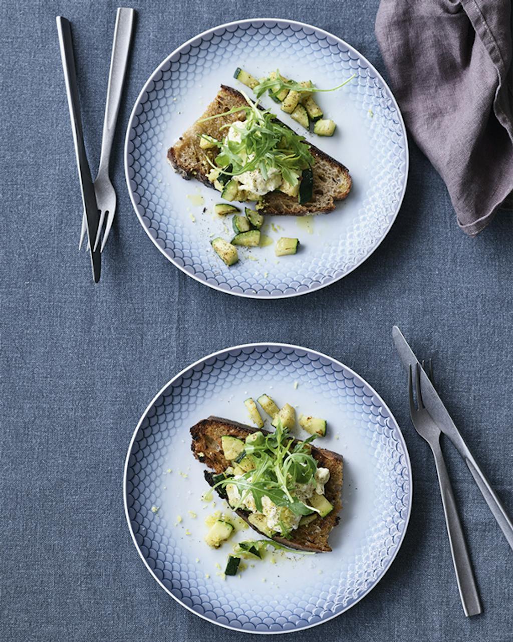 Twee borden zuurdesem toast met burrata 