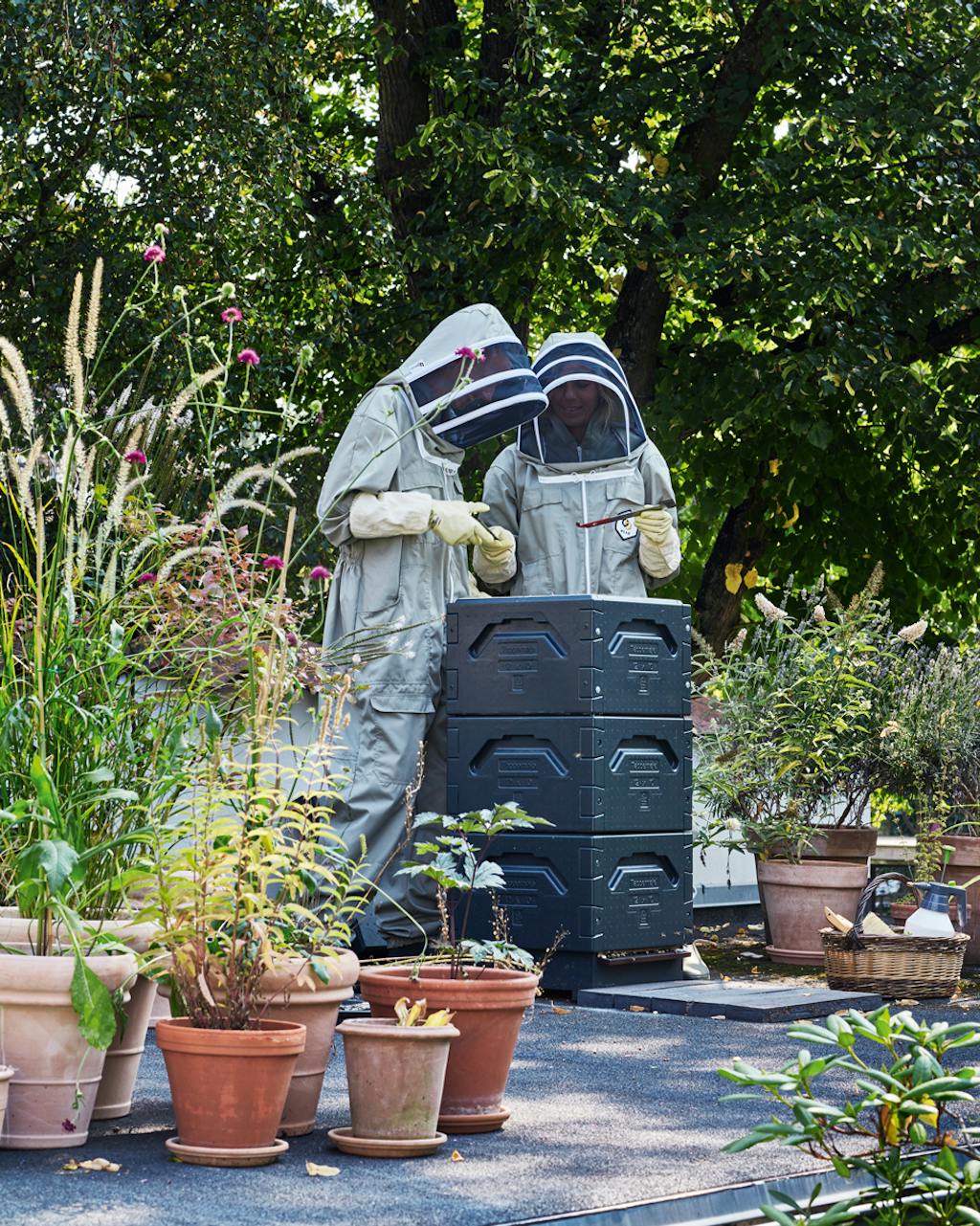 De buurvrouwen lijken wel ruimtereizigers.