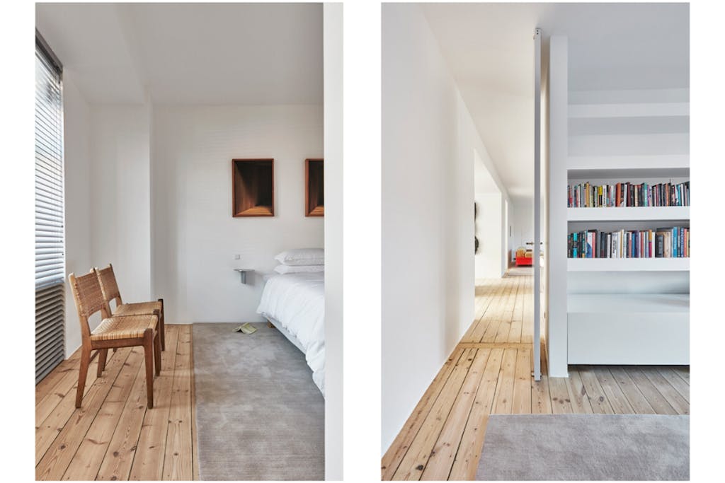 slaapkamer met hans j wegner stoelen en grenen vloer